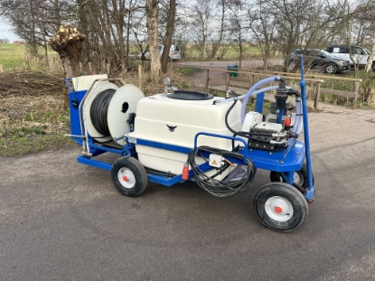 Afbeeldingen van Gebruikte 4-wielige spuitwagen: 
s/n 8546