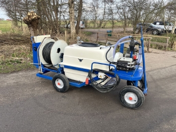 Afbeeldingen van Gebruikte 4-wielige spuitwagen: 
s/n 8546