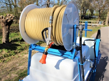Afbeeldingen van Spuitwagen 400T - Plunjerpomp P93 70l/min~50bar - Handhaspel 450mm